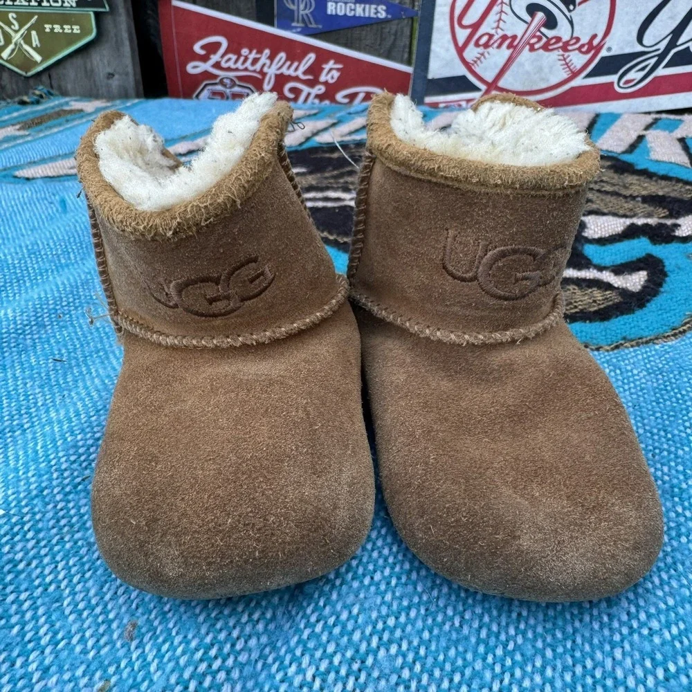 Size 4/5 - UGG‎ KIDS WINTER BOOTS S/N 10071001